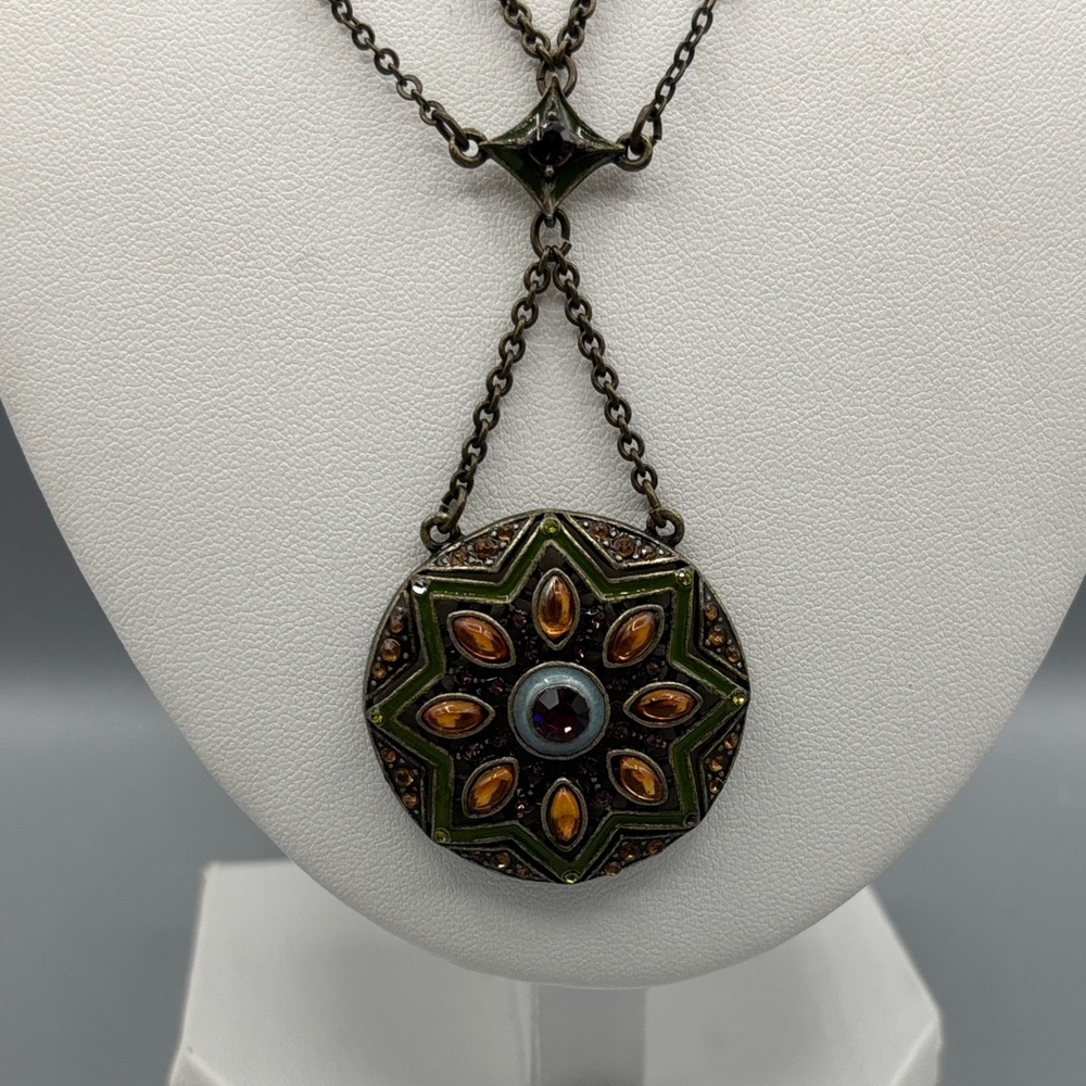 Vintage Avon Medallion Pendant Necklace JP429 - Picture 3 of 11